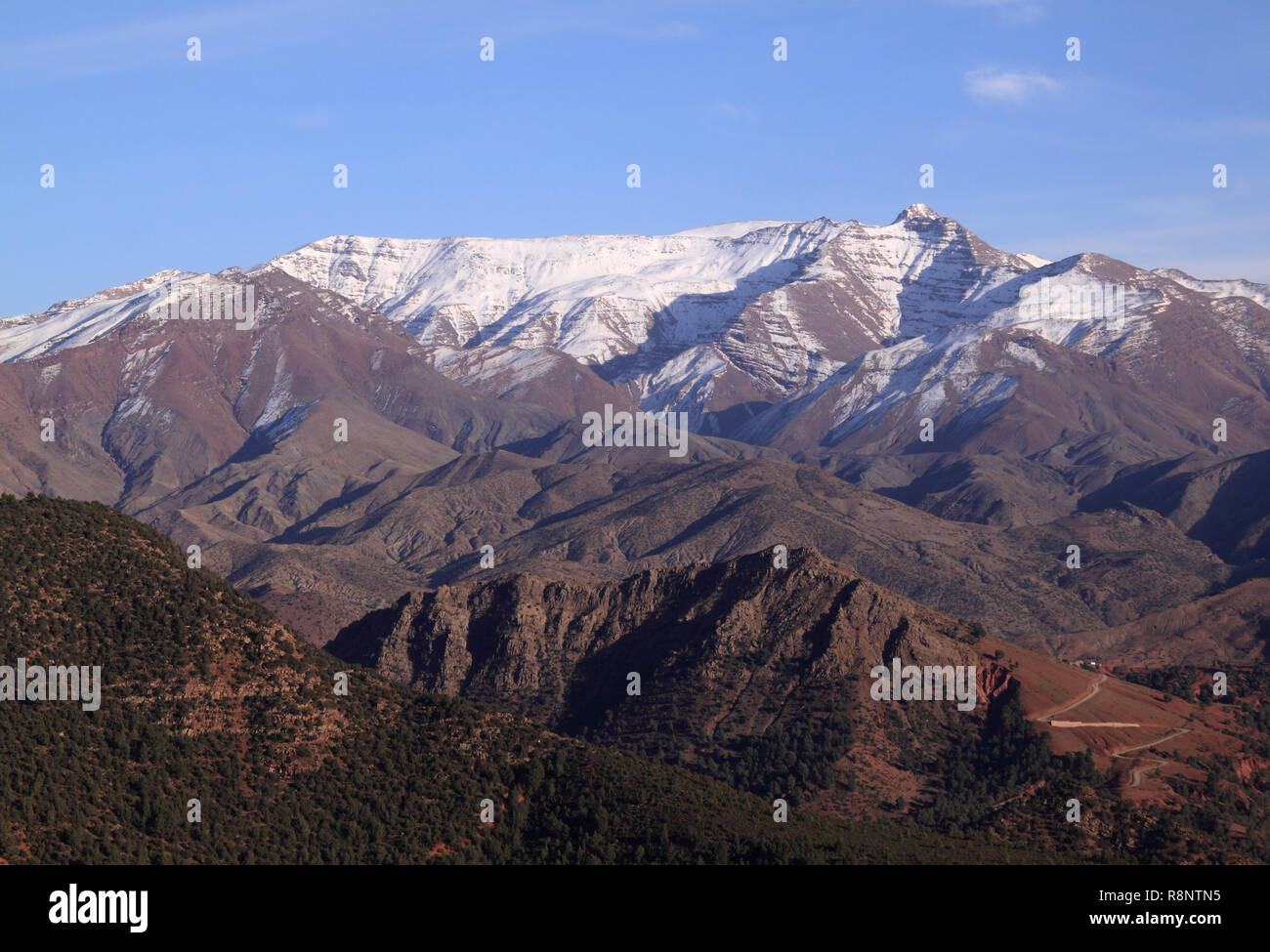 Morocco The snow-capped High Atlas Mountain range between Marrakesh, Ait Ben Haddou and Ouarzazate. Stock Photo