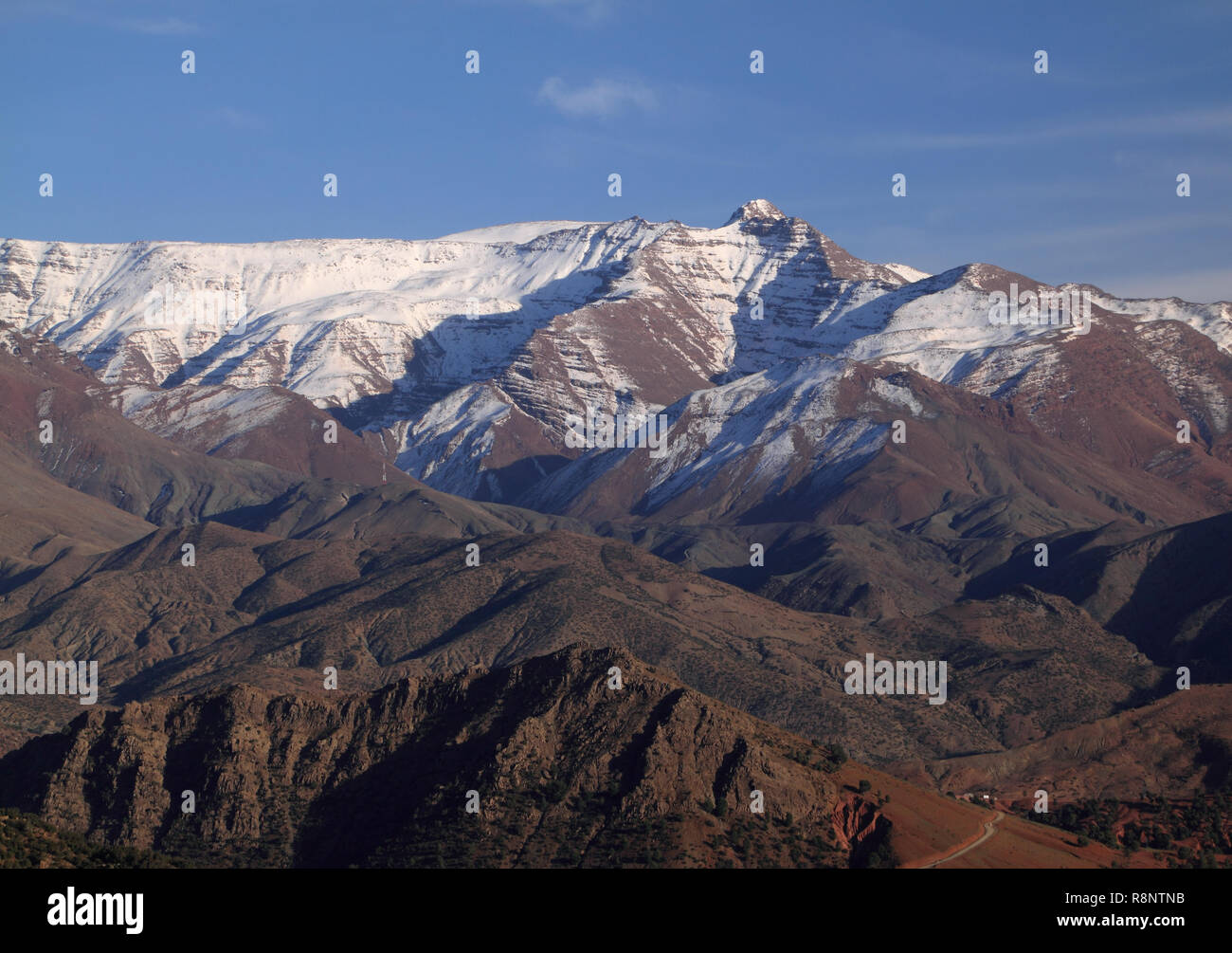 Morocco The snow-capped High Atlas Mountain range between Marrakesh, Ait Ben Haddou and Ouarzazate. Stock Photo