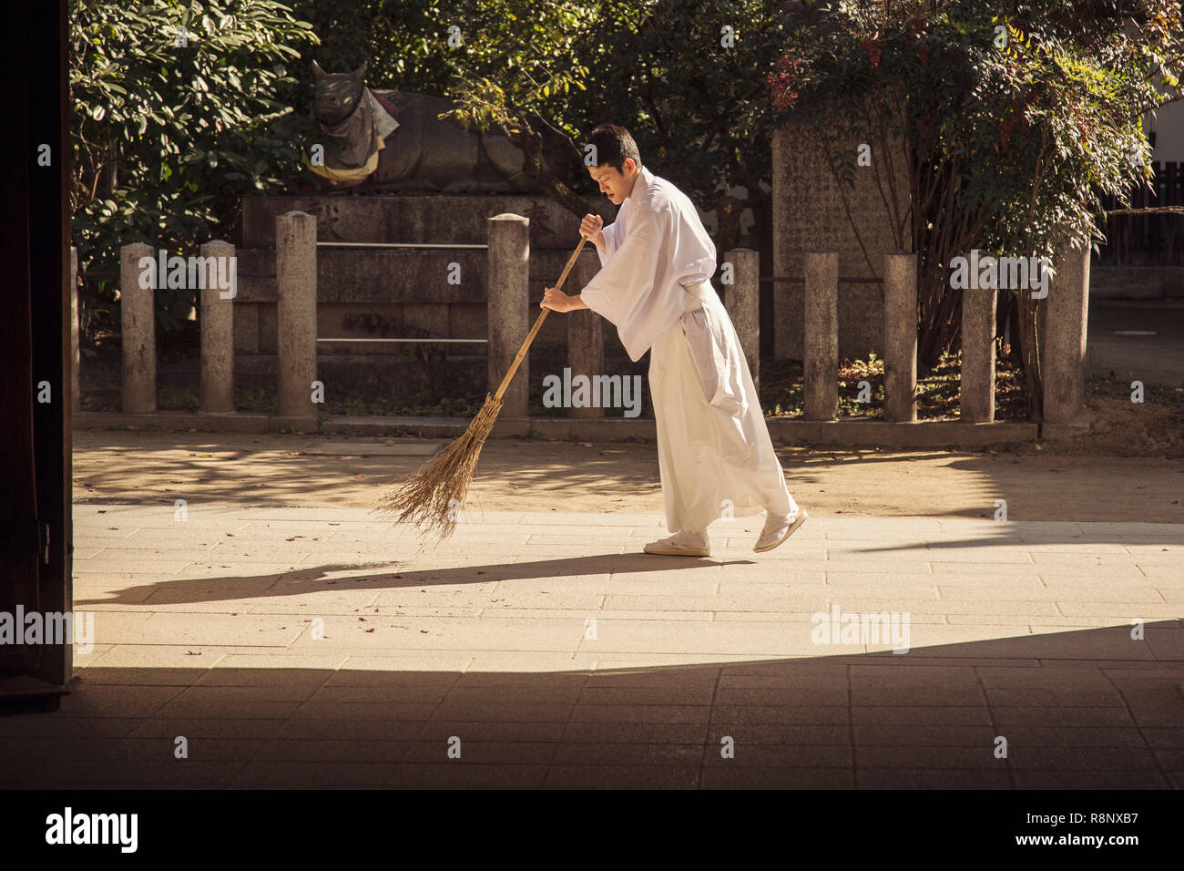 Japan monk sweeping hires stock photography and images Alamy