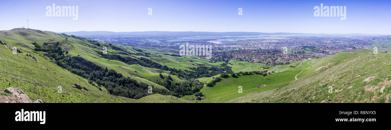 Panoramic view the green hills of south San Francisco bay from Mission peak; Monument Peak on the left; San Jose, Milpitas, Fremont and Newark in the  Stock Photo