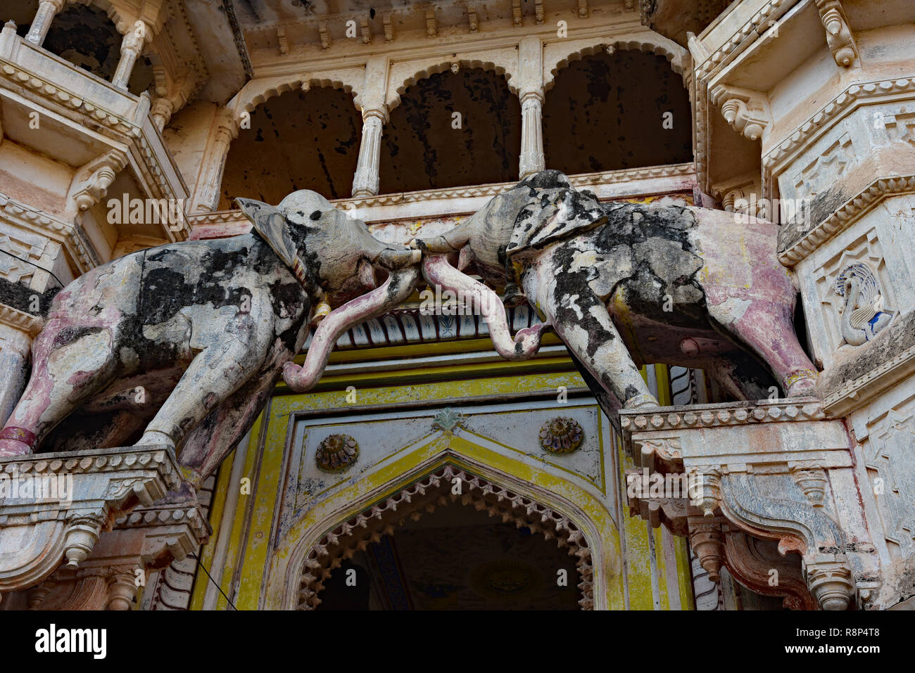 Stone elephants stand over the entrance to Garh Palace. Hathi Pol (Elephant Gate) is adorned with intricately carved details, Bundi, Rajasthan, India. Stock Photo