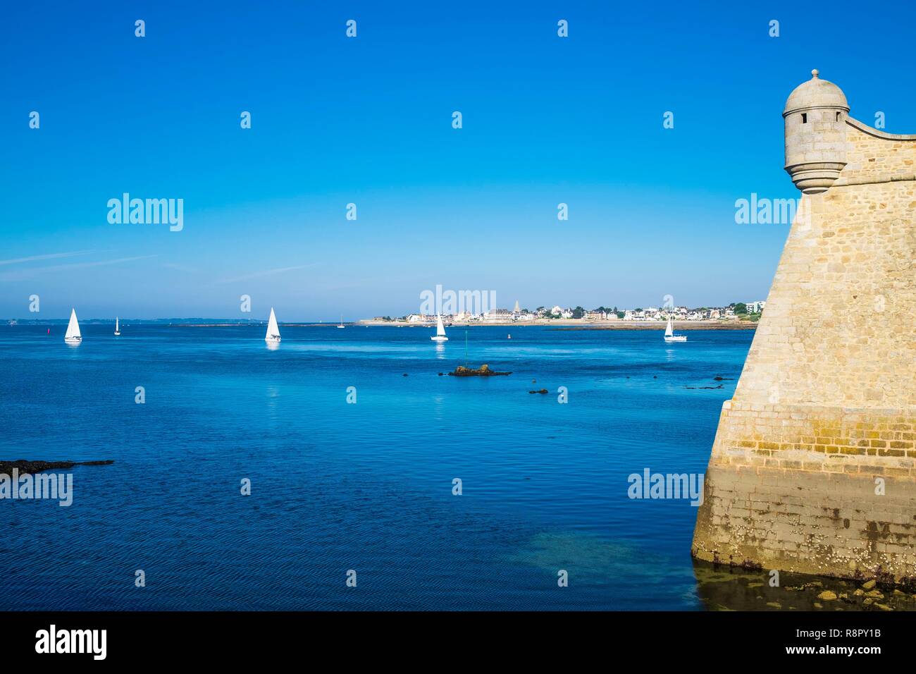 France, Morbihan, Port-Louis, the citadel built in the 16th century by the Spaniards, Larmor-Plage in the background Stock Photo