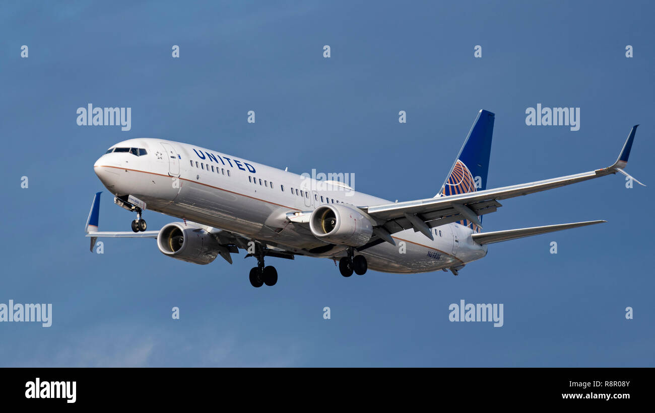 United Airlines plane Boeing 737-900ER airborne short final approach landing jet airliner airplane Stock Photo