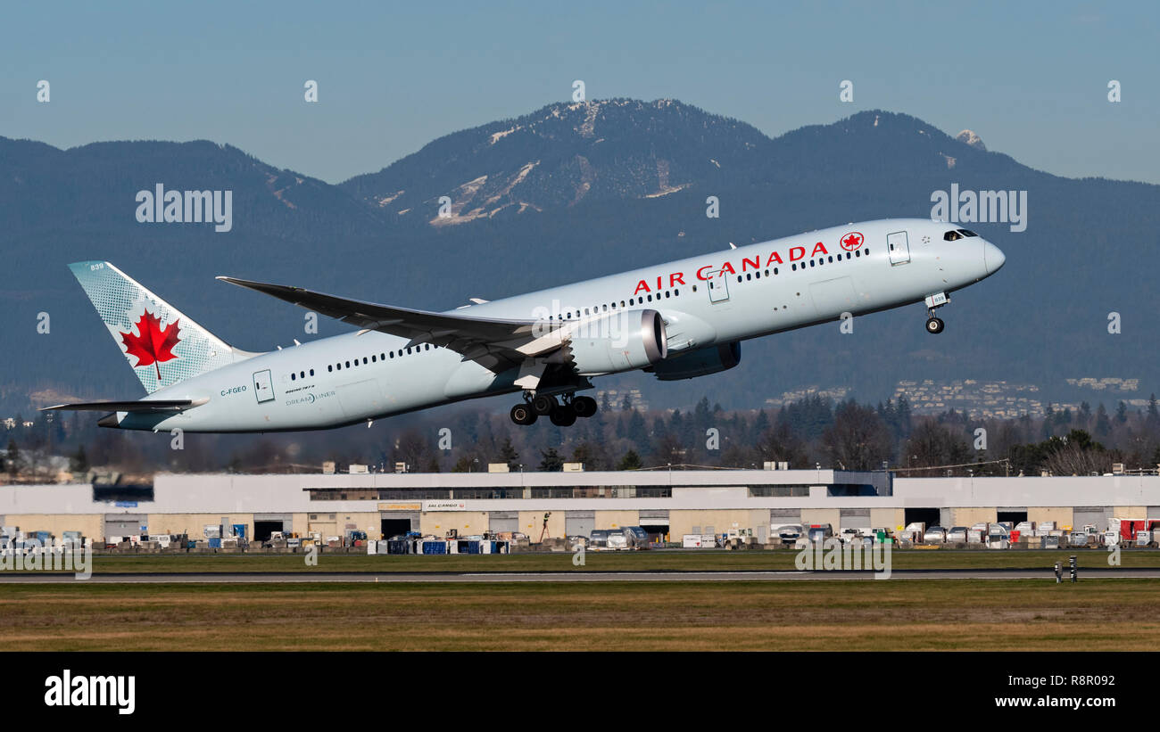 Air Canada plane Boeing 787-9 Dreamliner jet airliner airplane taking off Stock Photo