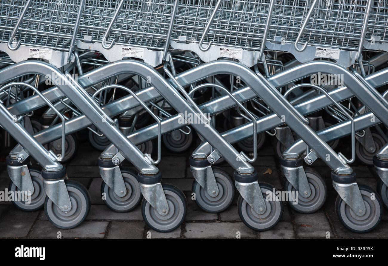 Shopping trolleys outside Aldi in Warminster Stock Photo Alamy