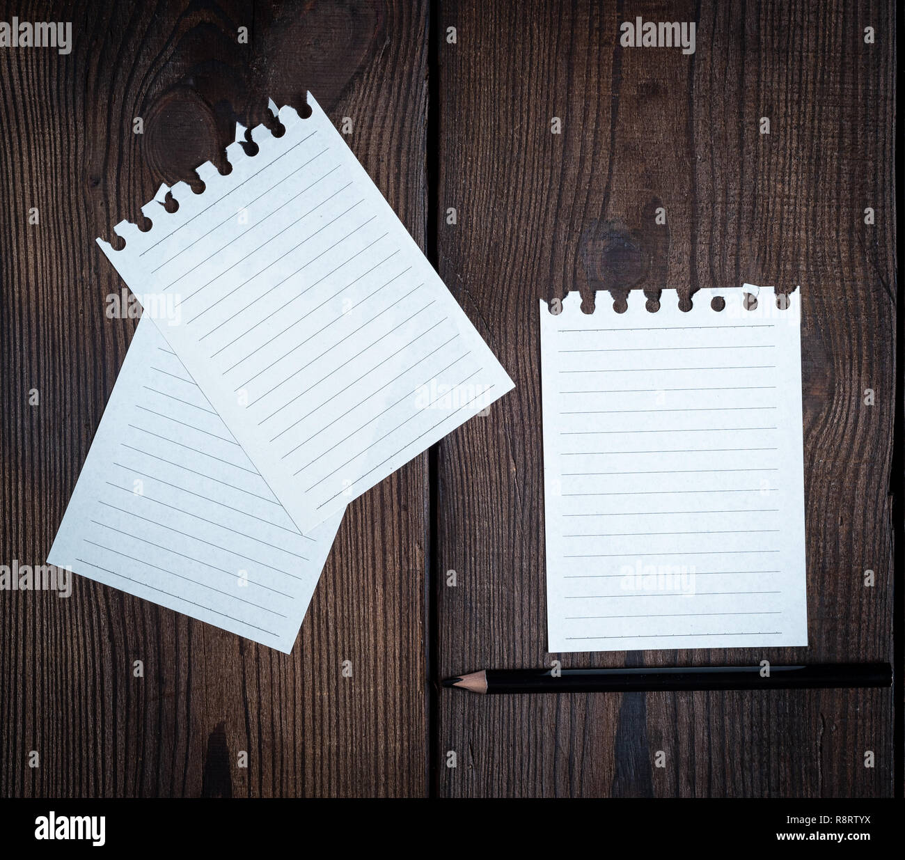 вырванный лист из блокнота. лист блокнота фон. рваный лист тетради. вырванная страница из блокнота. вырванный лист из блокнота.