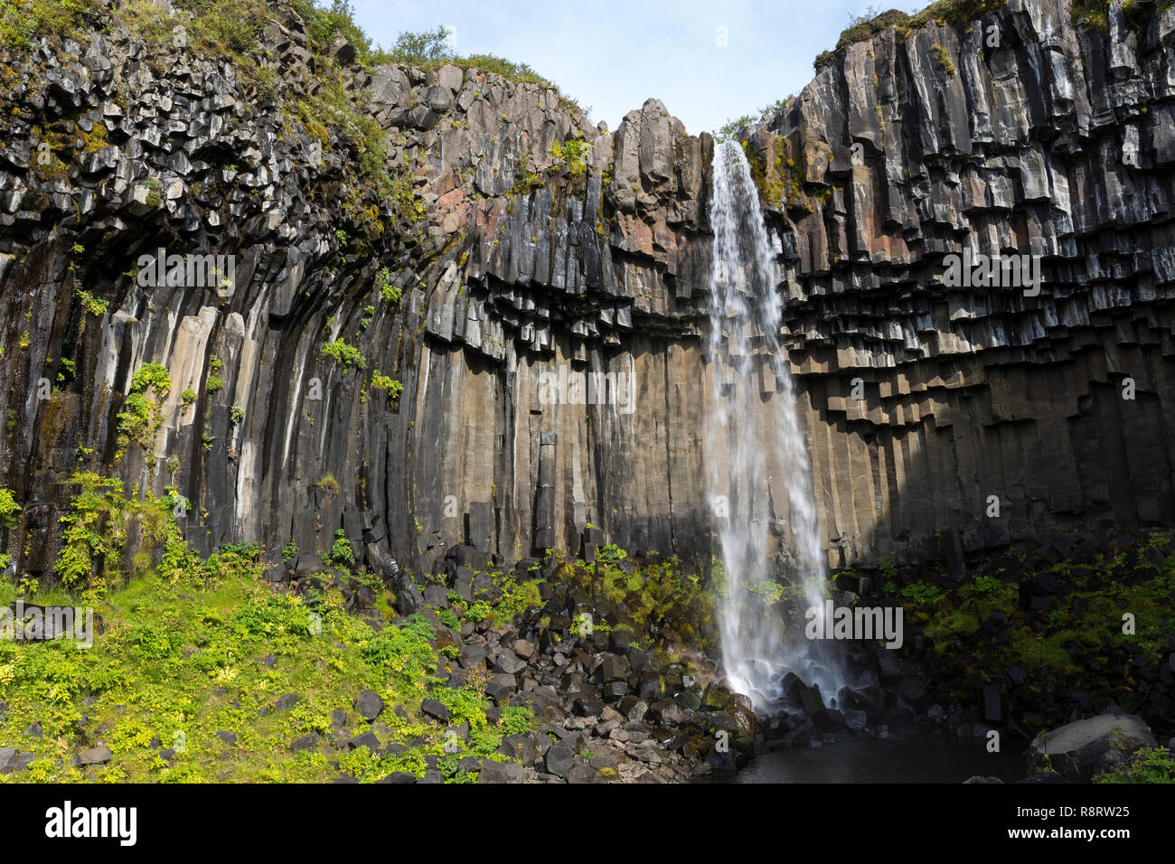 Wasserfall Svartifoss, 'schwarzer Wasserfall', Skaftafell-Nationalpark im Südosten Islands, Vatnajökull Nationalpark, Stórilækur stürzt über eine Fels Stock Photo