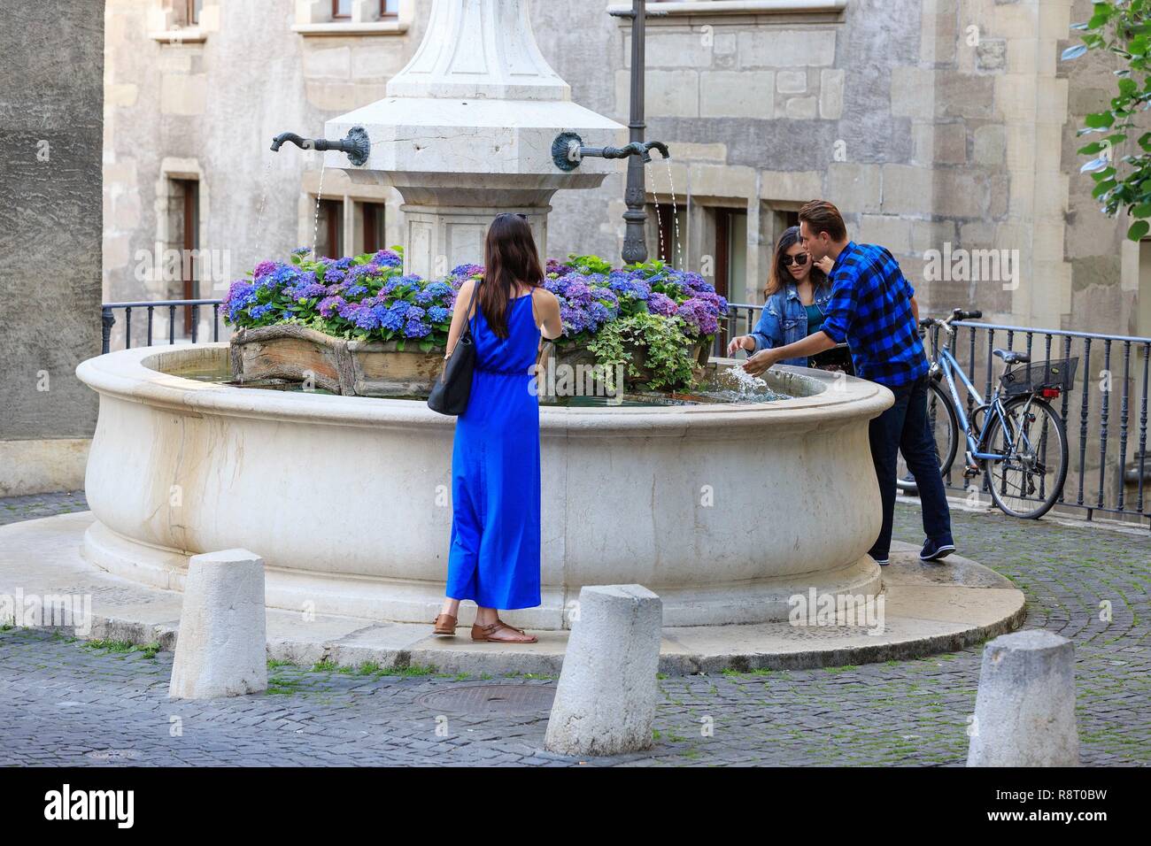 Switzerland, Geneva, rue du Puits Saint Pierre and its fountain (XVI