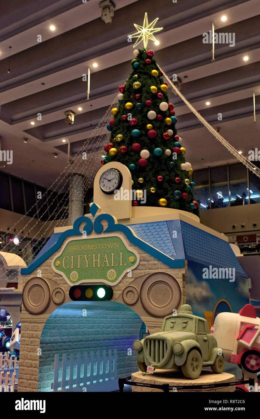 Christmas tree in a Singapore Shopping centre Stock Photo Alamy