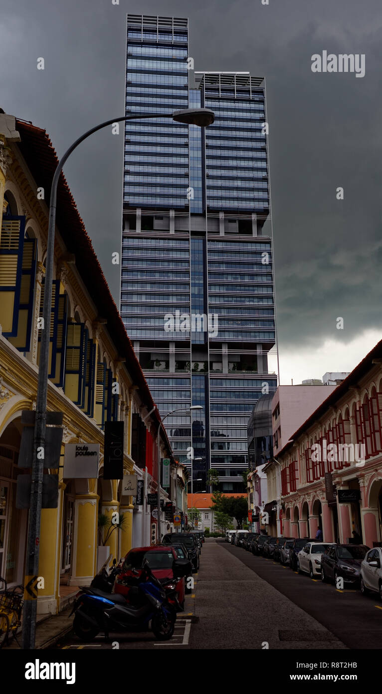 South Beach Tower, the new Marriott South Beach hotel, contrasts with the Chinese shop houses, traditional buildings, Purvis Street, Singapore Stock Photo