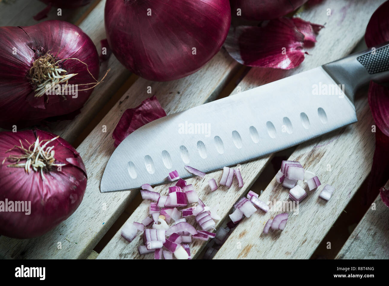 Cutting red onions hi-res stock photography and images - Alamy