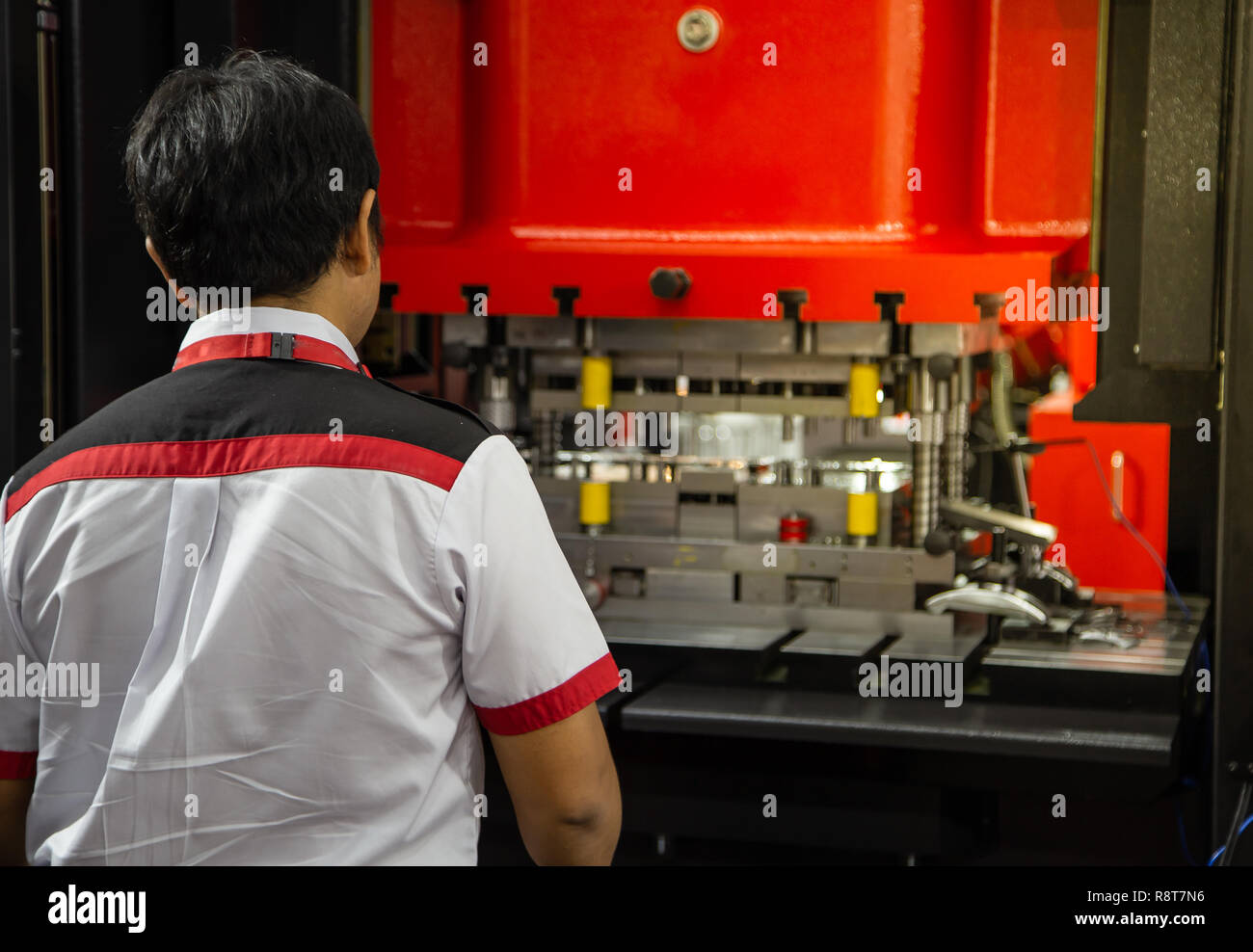 Mechanic operating hydraulic press machine and fixture making rings