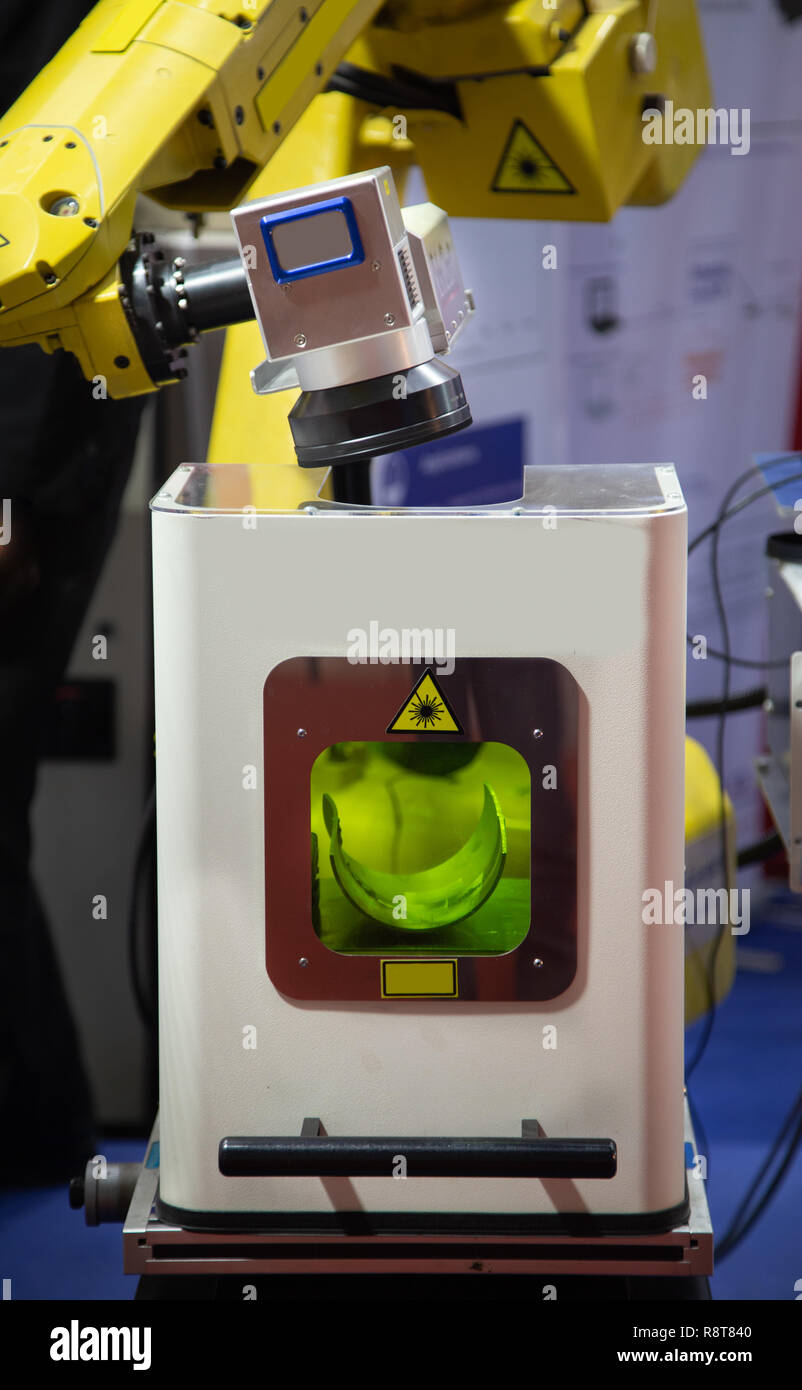 Industrial Laser Robotic Arm Cleaning Machine clean rusty steel Stock