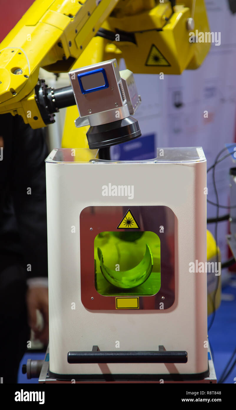 Industrial Laser Robotic Arm Cleaning Machine clean rusty steel Stock