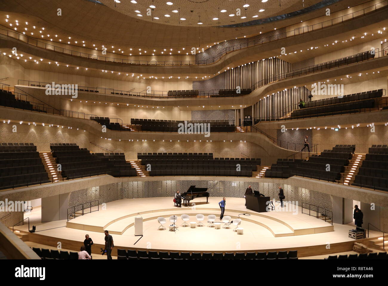 Elbphilharmonie Blick auf die Bühne und die hinteren Ränge Stock Photo