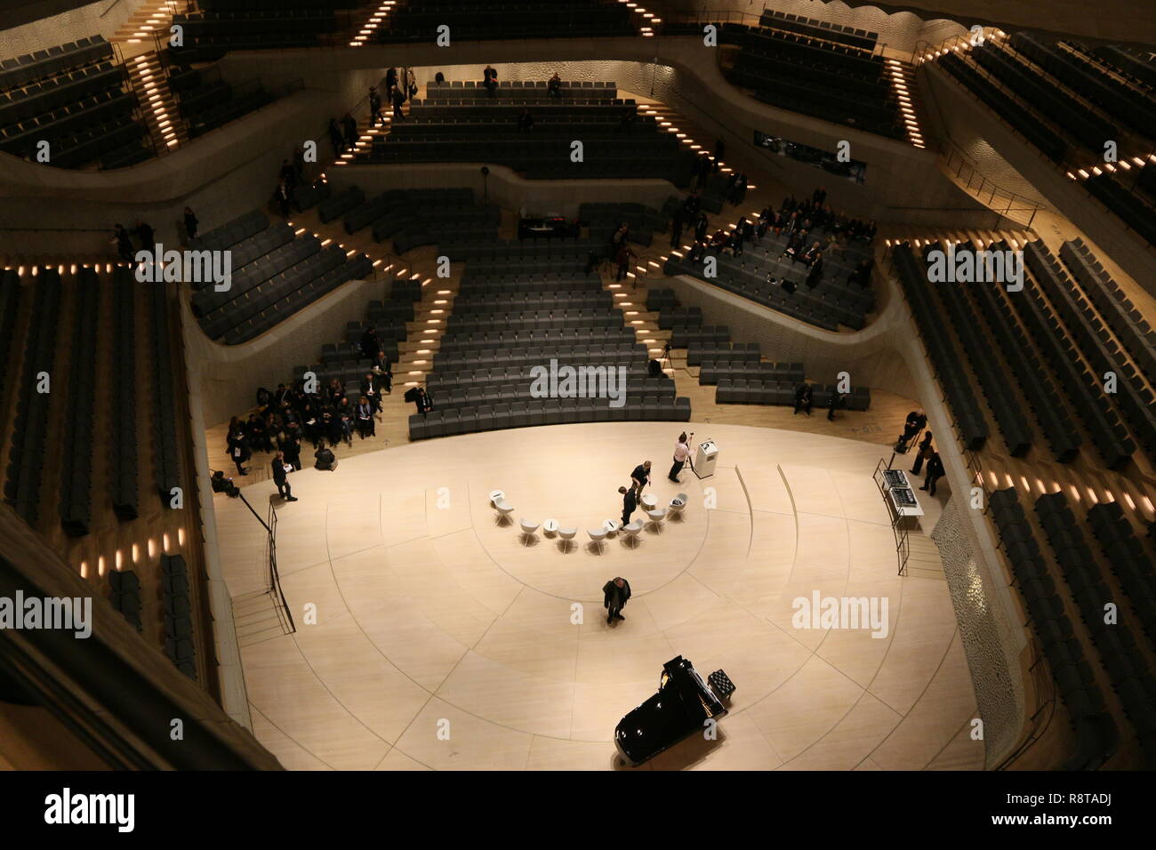 Elbphilharmonie Großer Saal: Blick vom höchsten Rang auf die Bühne Stock Photo