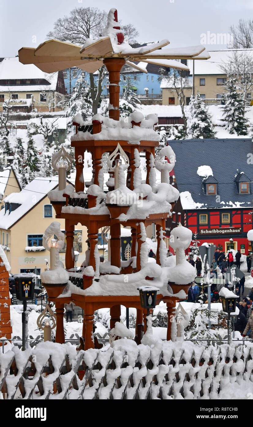 Seiffen, Germany. 15th Dec, 2018. A Christmas pyramid covered with snow  stands in the centre of the toy village Seiffen. During Advent Seiffen is  considered a tourist magnet and attracts numerous tourists