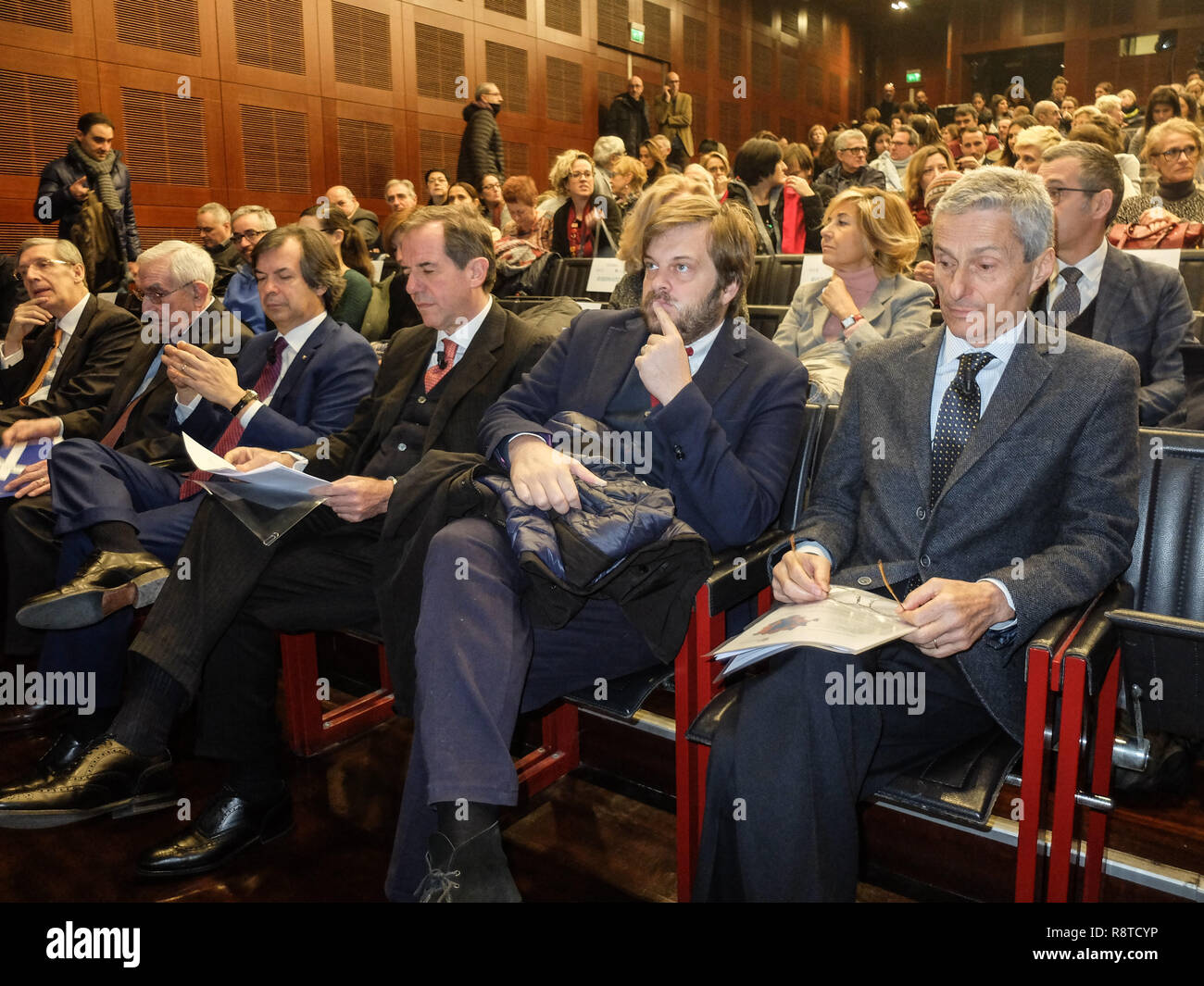 Poverta Minorile Hi res Stock Photography And Images Alamy