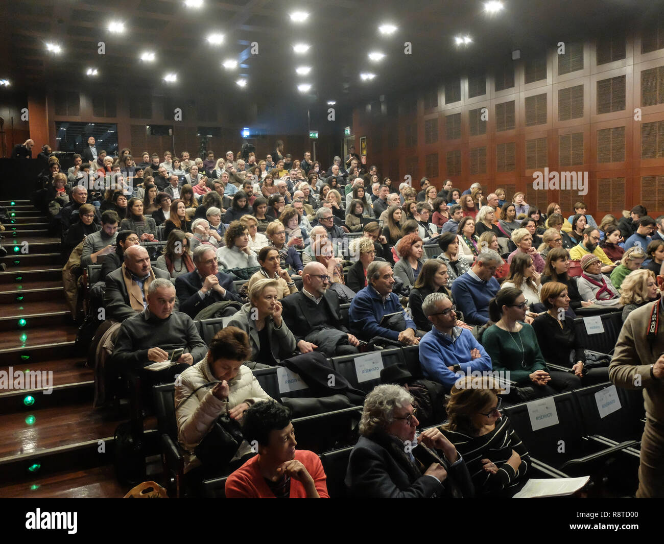 Poverta Minorile Hi res Stock Photography And Images Alamy