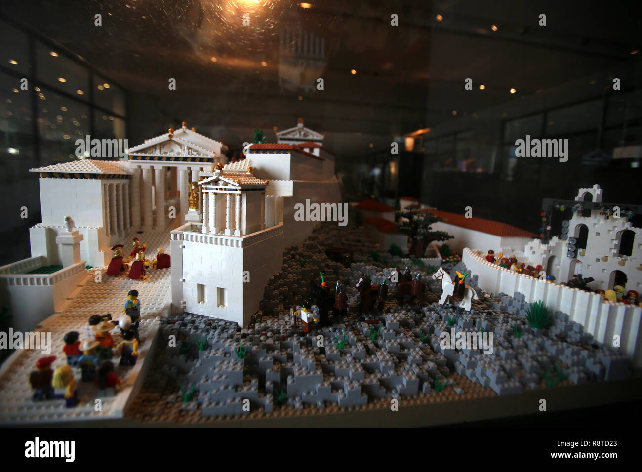 181217) -- ATHENS, Dec. 17, 2018 (Xinhua) -- The Acropolis maquette made  with Lego bricks is seen at the Acropolis Museum in Athens, Greece, on Dec.  17, 2018. The Acropolis maquette is