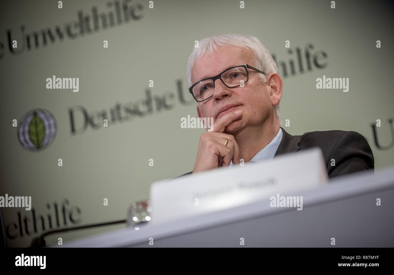 Berlin, Germany. 18th Dec, 2018. Jürgen Resch, Managing Director of Deutsche Umwelthilfe, speaks at the annual balance sheet of the non-governmental organization. In its report, Umwelthilfe criticises the Federal Government for the declining importance of environmental policy. Credit: Michael Kappeler/dpa/Alamy Live News Stock Photo