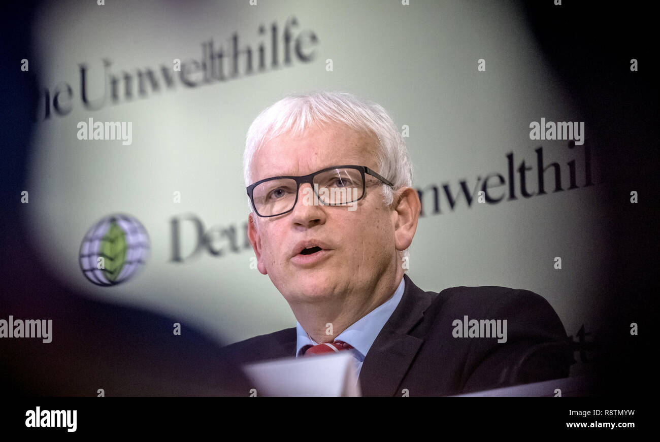 Berlin, Germany. 18th Dec, 2018. Jürgen Resch, Managing Director of Deutsche Umwelthilfe, speaks at the annual balance sheet of the non-governmental organization. In its report, Umwelthilfe criticises the Federal Government for the declining importance of environmental policy. Credit: Michael Kappeler/dpa/Alamy Live News Stock Photo