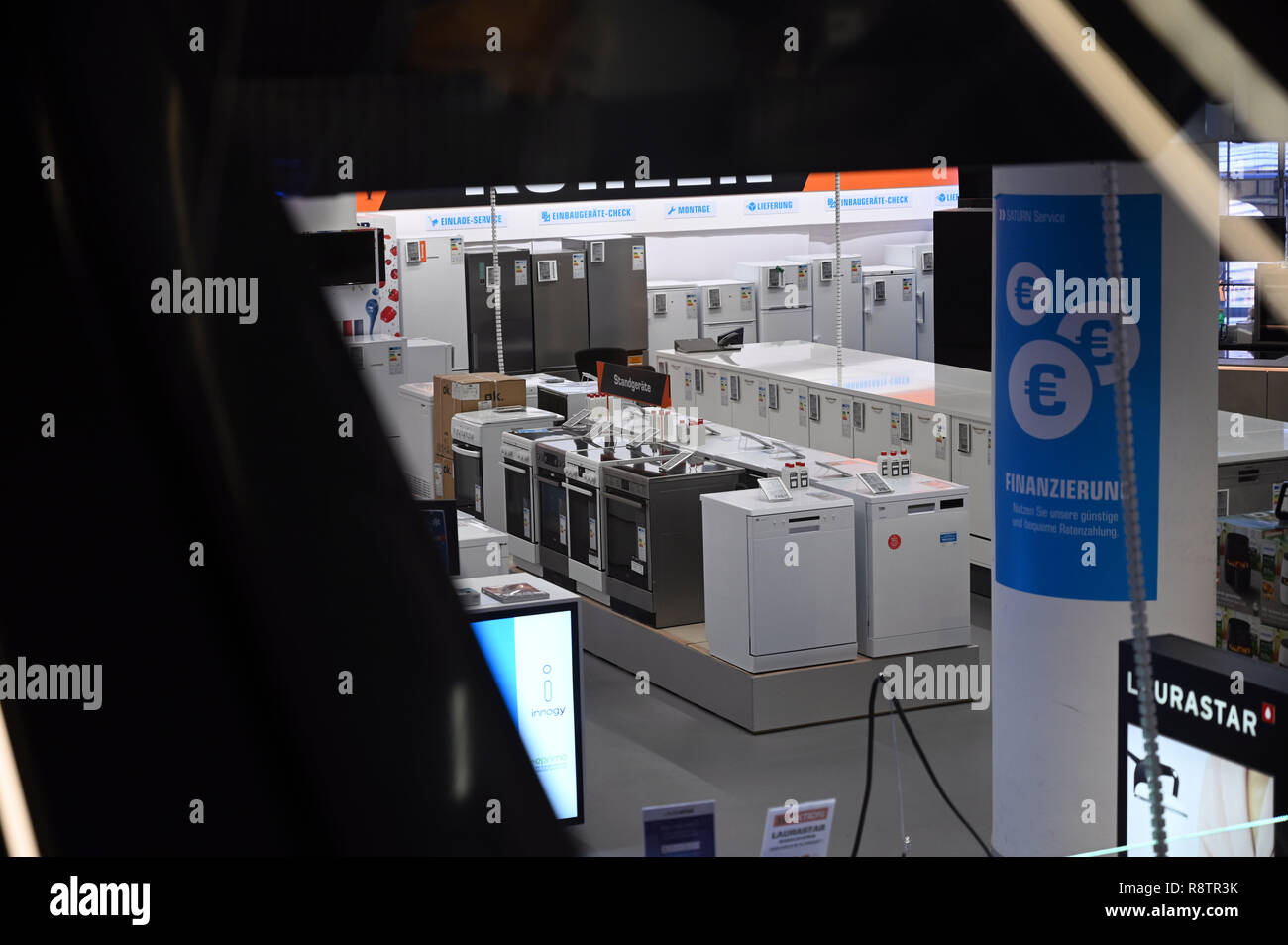 10 December 2018, North Rhine-Westphalia, Köln: Stoves and refrigerators are available for viewing in a market of the retail chain 'Saturn'. Photo: Henning Kaiser/dpa Stock Photo