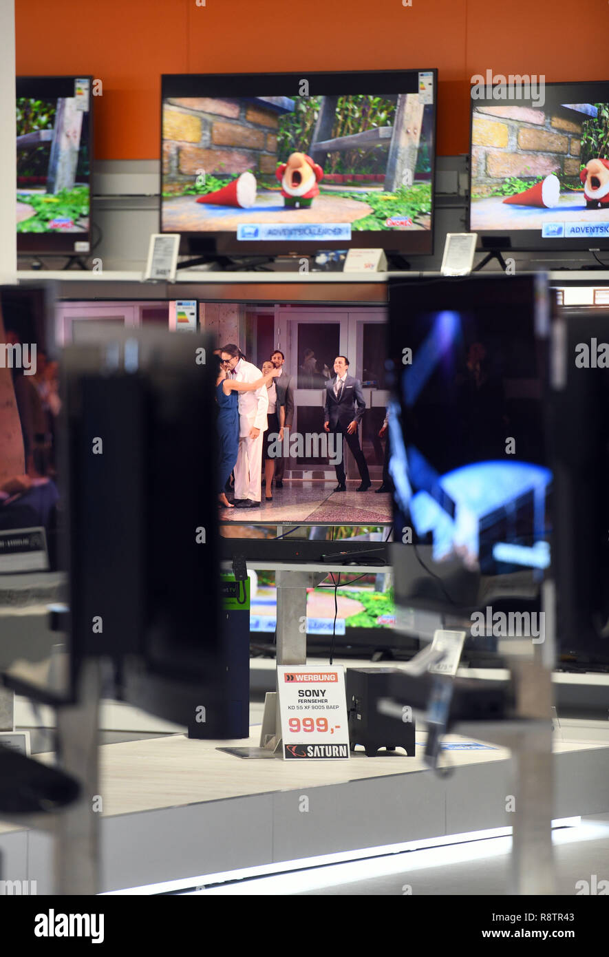 10 December 2018, North Rhine-Westphalia, Köln: Televisions of all sizes are available for viewing in a market of the retail chain 'Saturn'. Photo: Henning Kaiser/dpa Stock Photo