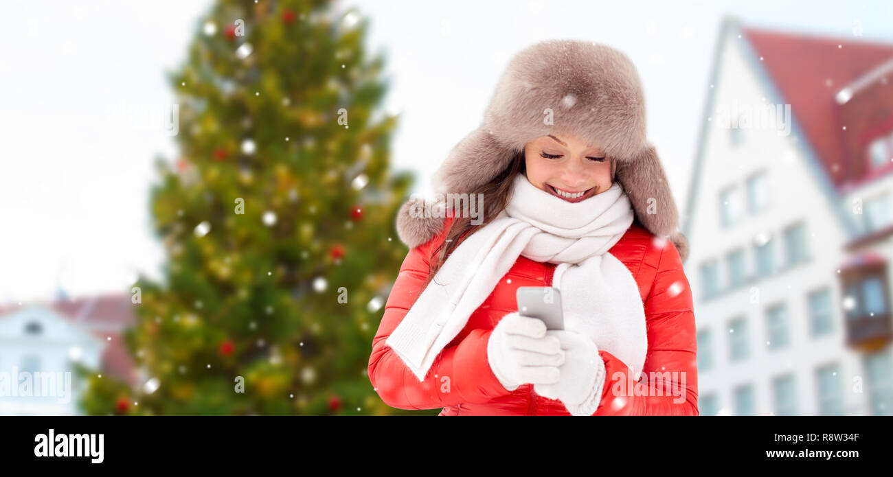 Woman smartphone christmas tree hi-res stock photography and images - Alamy