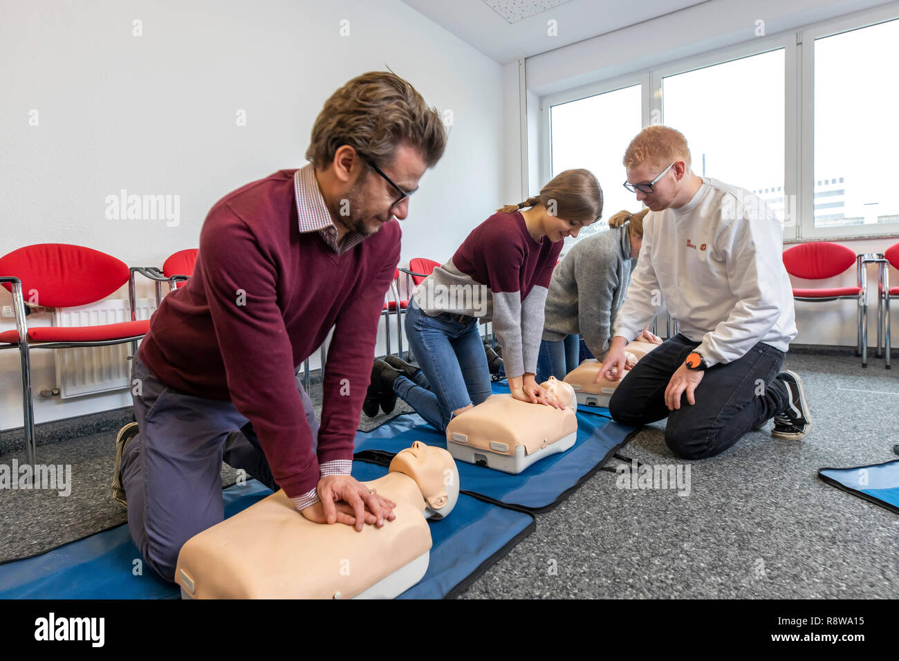 First aid course, first aid training in emergencies, emergencies, practice training, resuscitation, cardiopulmonary resuscitation, exercise doll, Stock Photo