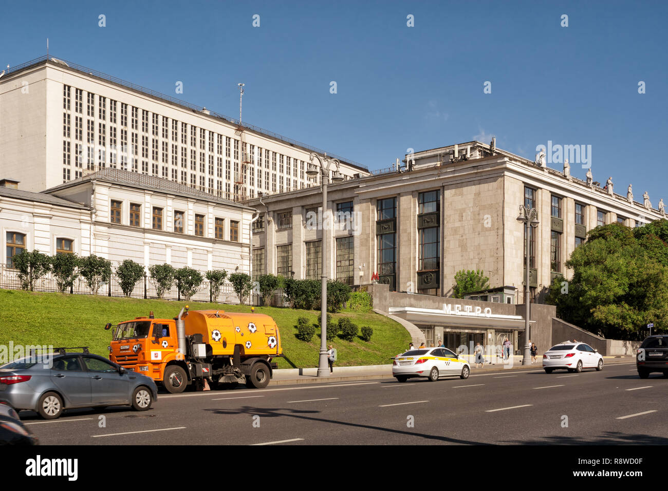Moscow metro station and library hi-res stock photography and images ...