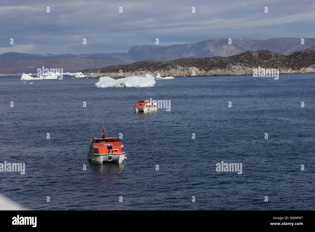 Grönland Ilulissat Tenderboote nehmen den Shuttle-Dienst zum Anleger auf. Stock Photo