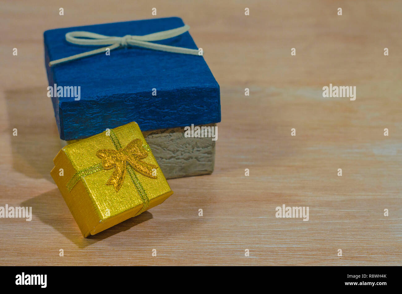cajas para regalo de cartón y cuero sobre una mesa en varios colores Stock Photo