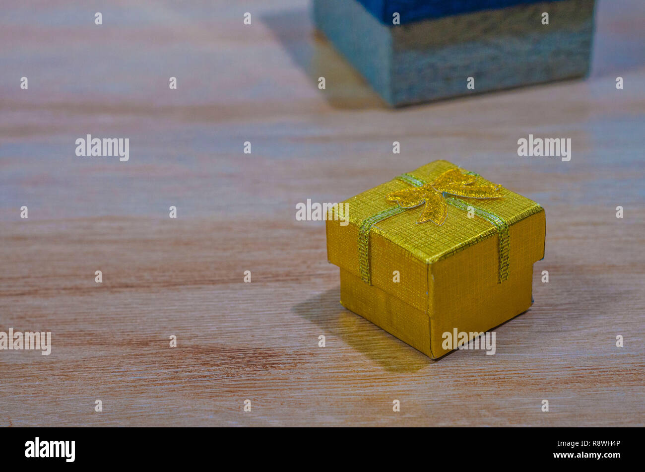 cajas para regalo de cartón y cuero sobre una mesa en varios colores Stock Photo
