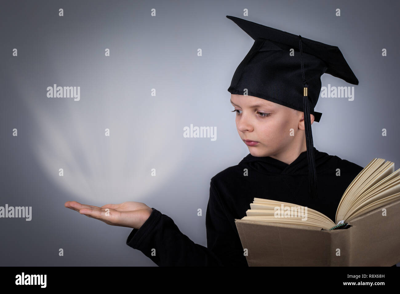 шляпа книга. фотосессия с книгой. логотип красная шляпа. шляпа читающая мысли. картинки девушка в шляпе и в руке книга.