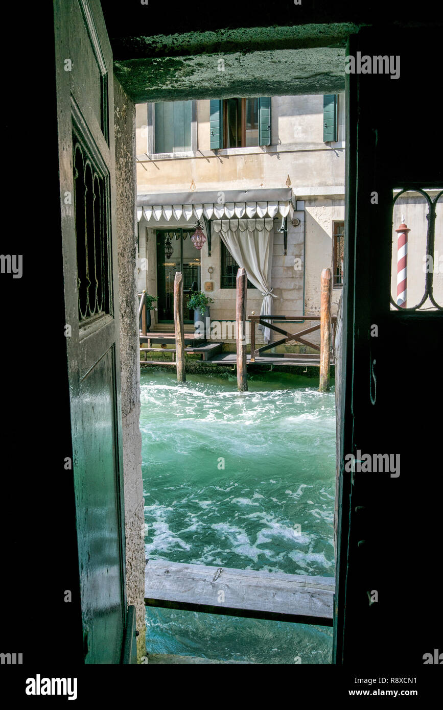 Venice hotel couple hi-res stock photography and images - Alamy