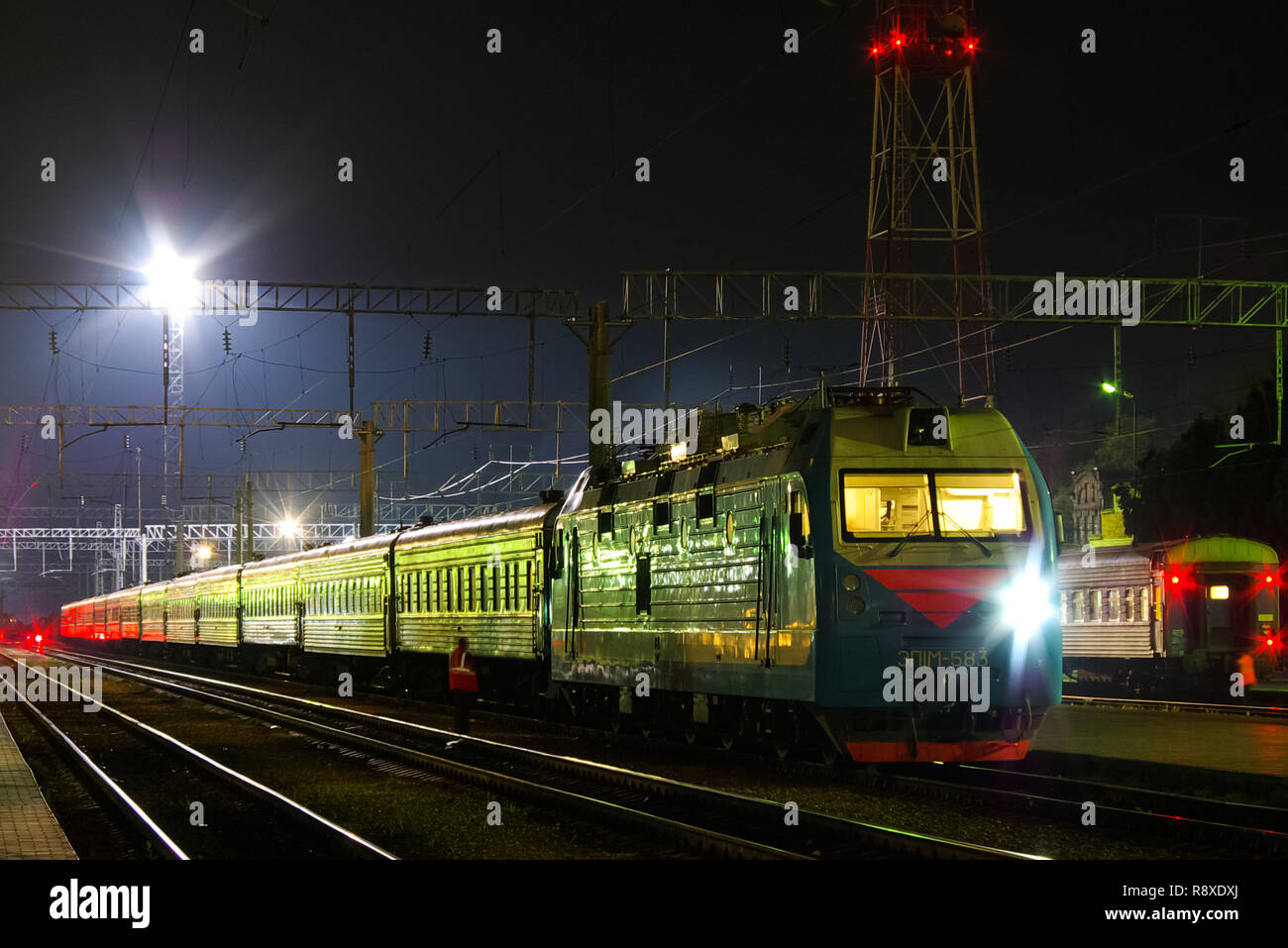 Поезд едет 80 километров в час. Поезд ночью. Поезд фото. Пассажирский поезд. Поезд РЖД.