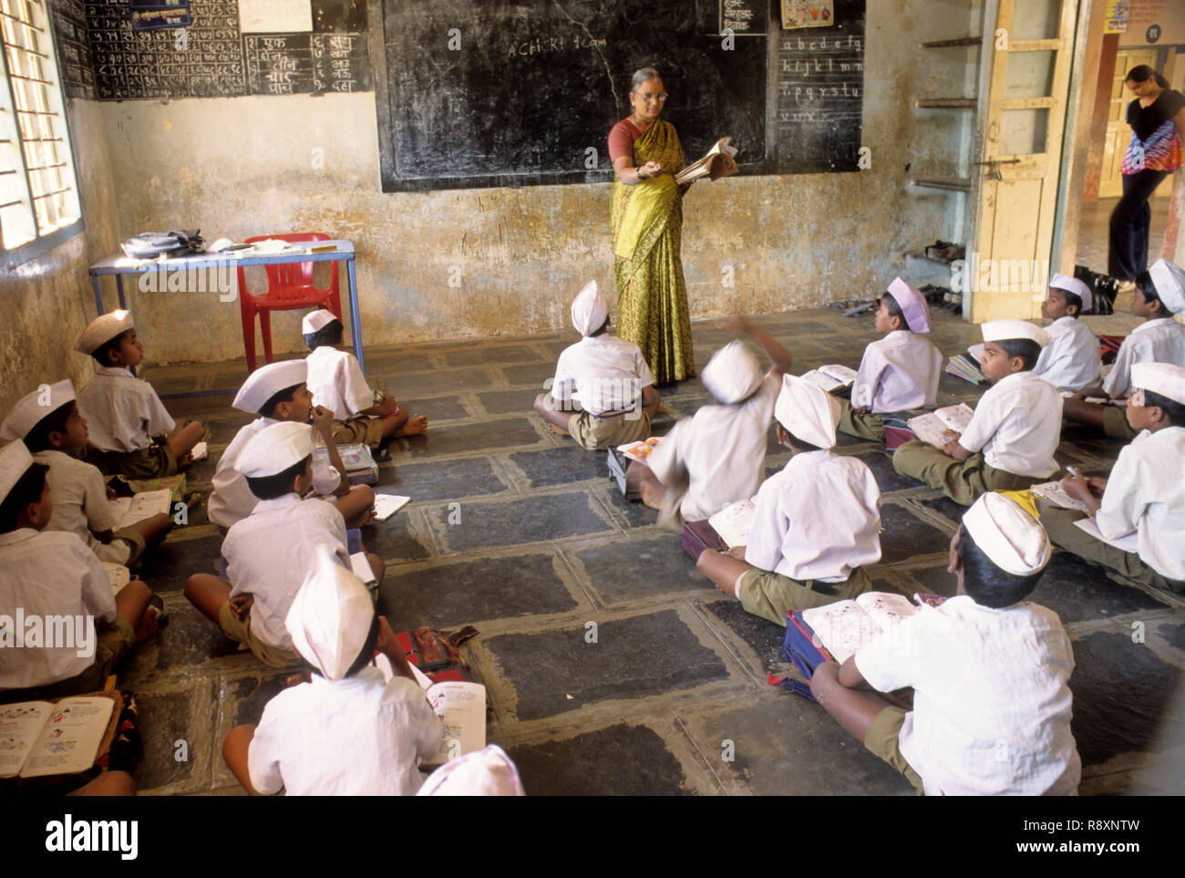 Lady Teacher teaching school children in classroom, sangli, maharashtra, india Stock Photo
