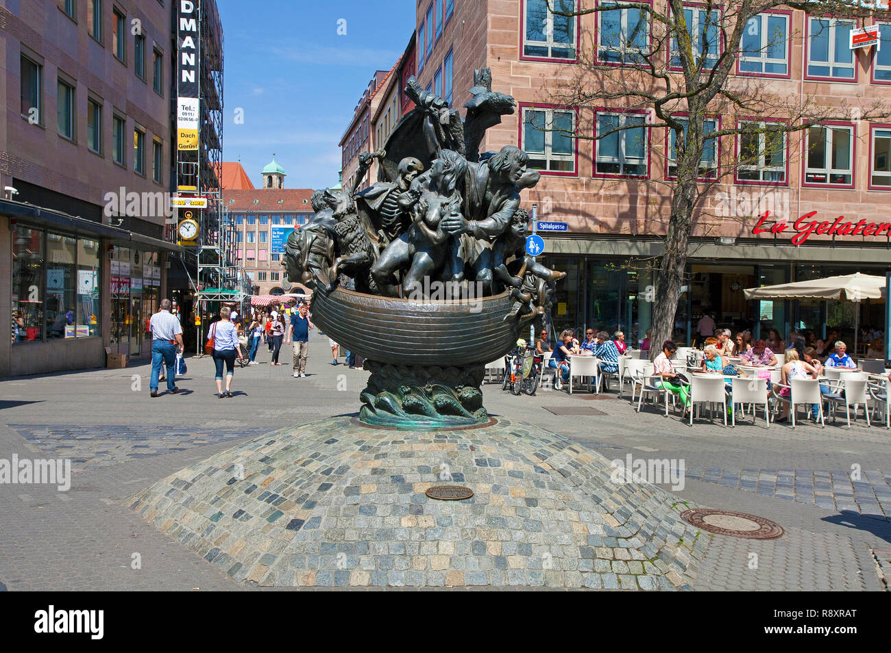 Straßencafe am Narrenschiff-Brunnen, Skulptur von Jürgen Weber, Altstadt, Nürnberg, Mittelfranken, Franken, Bayern, Deutschland | Narrenschiff fountai Stock Photo