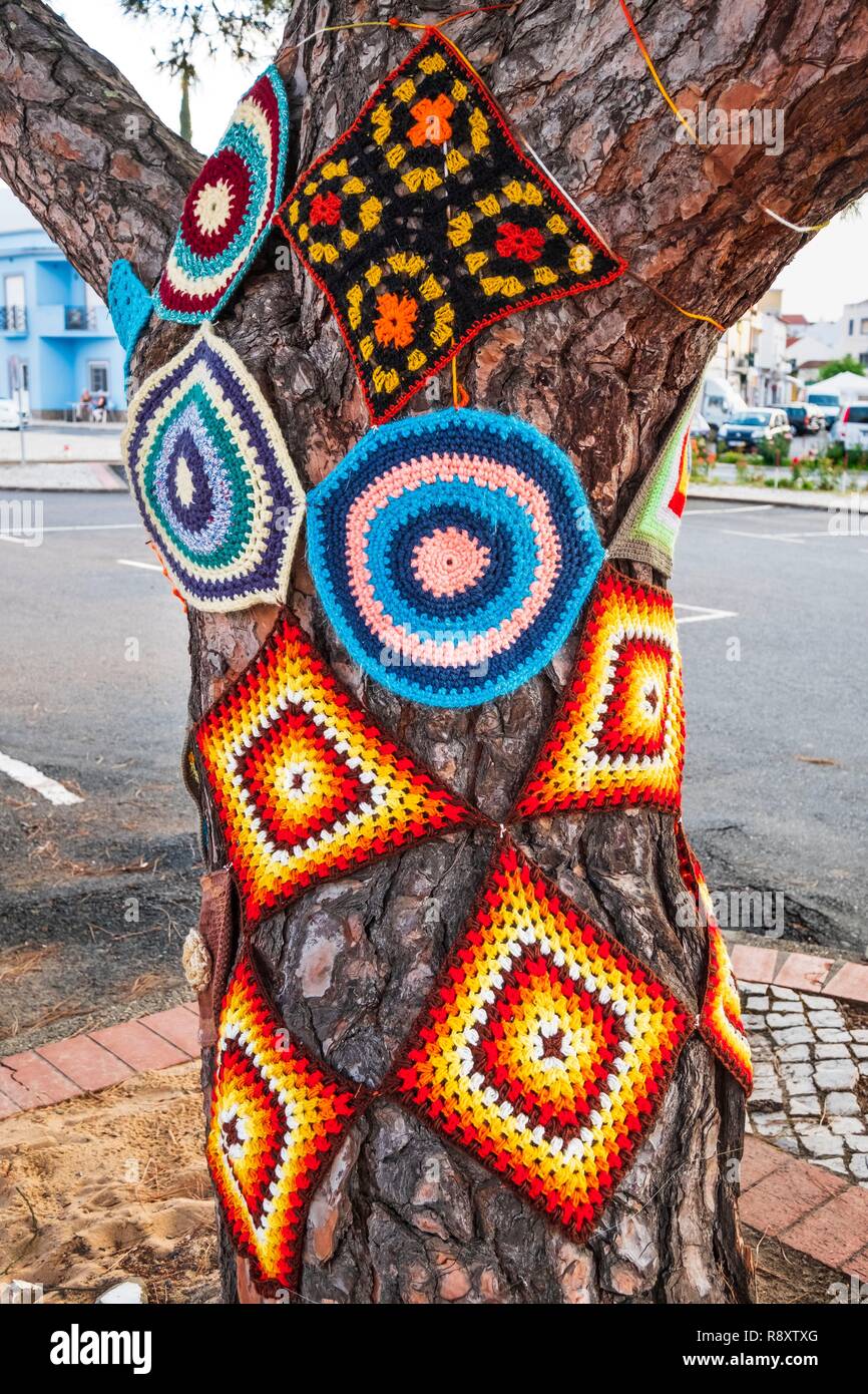 Yarn-bombing summer Chrismas decorations in Beaudesert, Scenic Rim,  Queensland, Australia. Street art made with knitting and crochet around  trees Stock Photo - Alamy