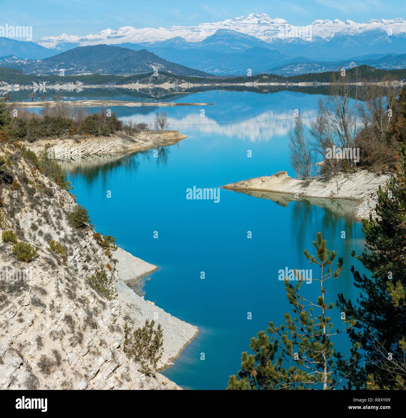 Spain, Aragon, Huesca, Ainsa, Mediano Lake, iew of the lake of mediano and the pyrenees Stock Photo