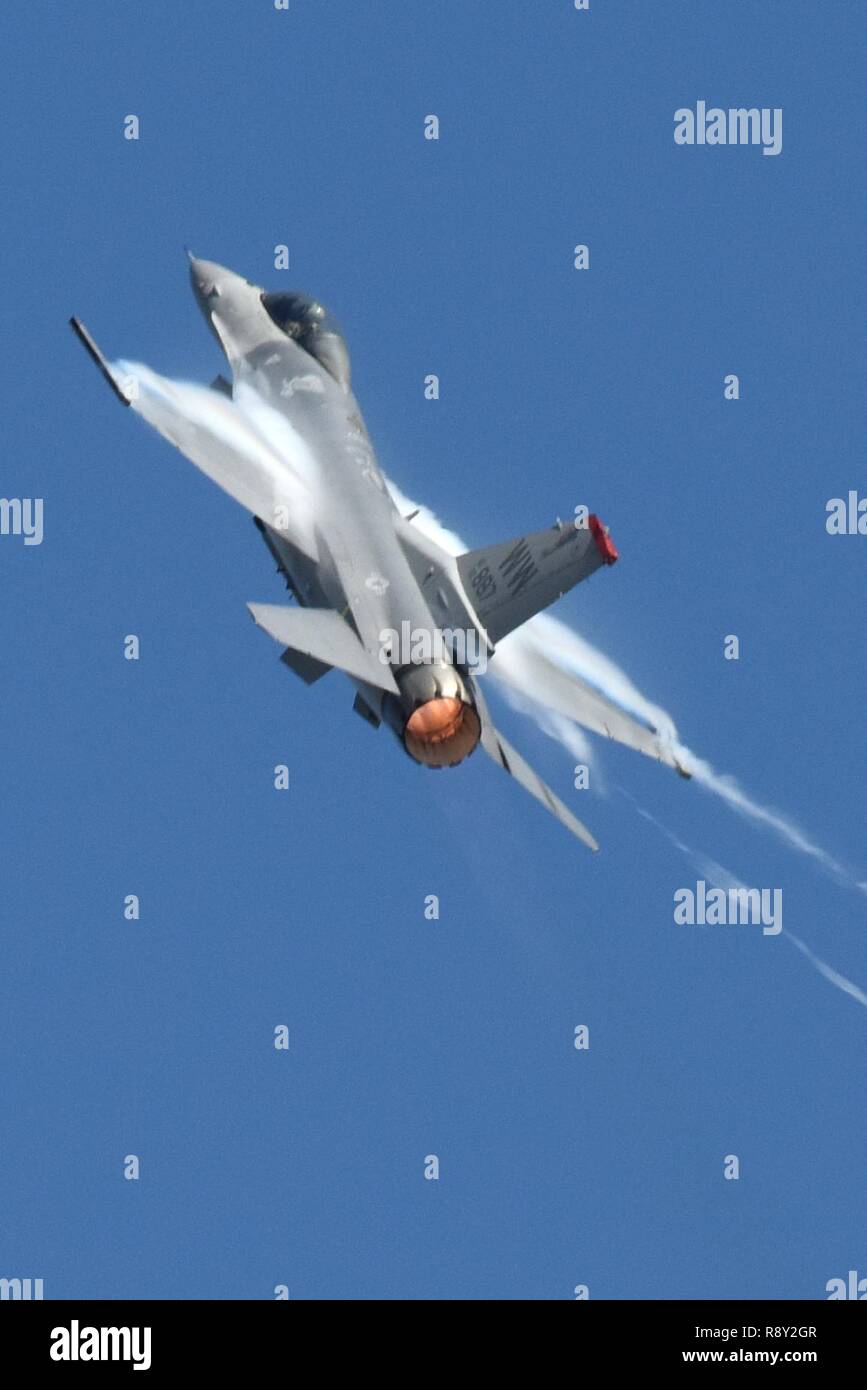 F 16 high speed pass hi-res stock photography and images - Alamy