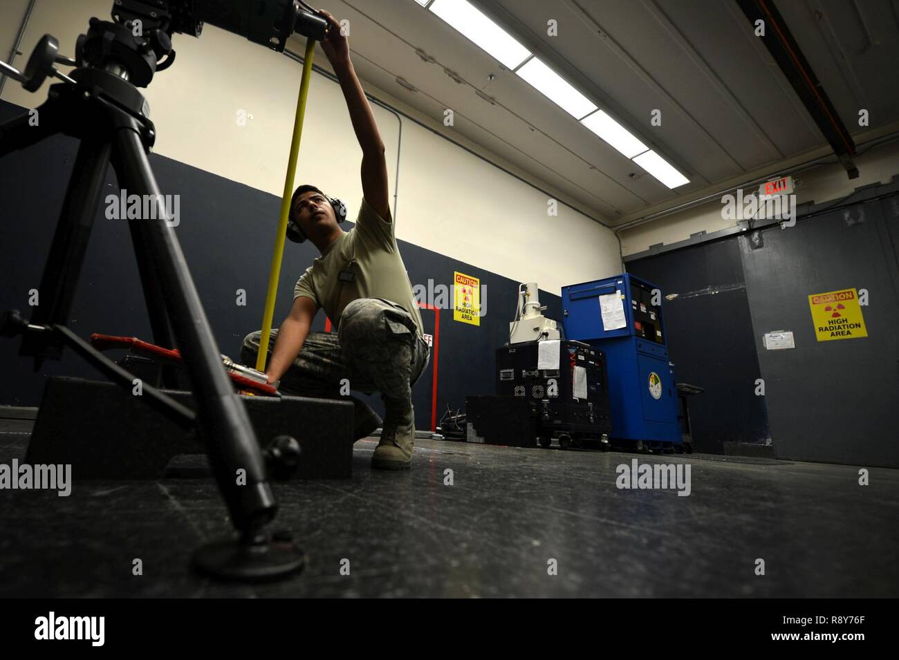 X ray machine maintenance hires stock photography and images Alamy