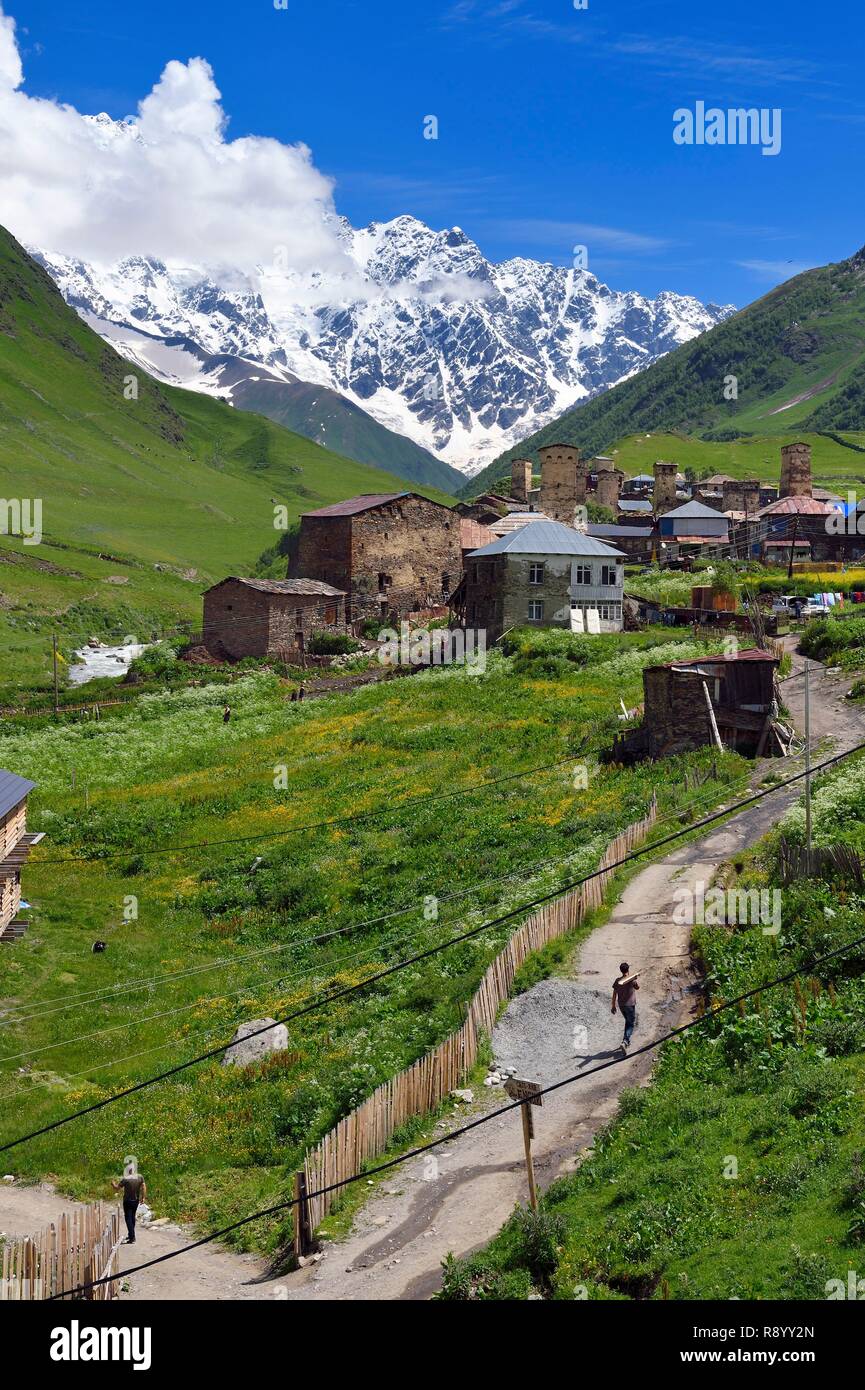 Georgia, Upper Svaneti (Zemo Svaneti), village of Ushguli, listed as World heritage by UNESCO, Svan defensive towers erected next to the houses and Mount Chkhara (highest peak in Georgia with 5,193 m) in the background Stock Photo