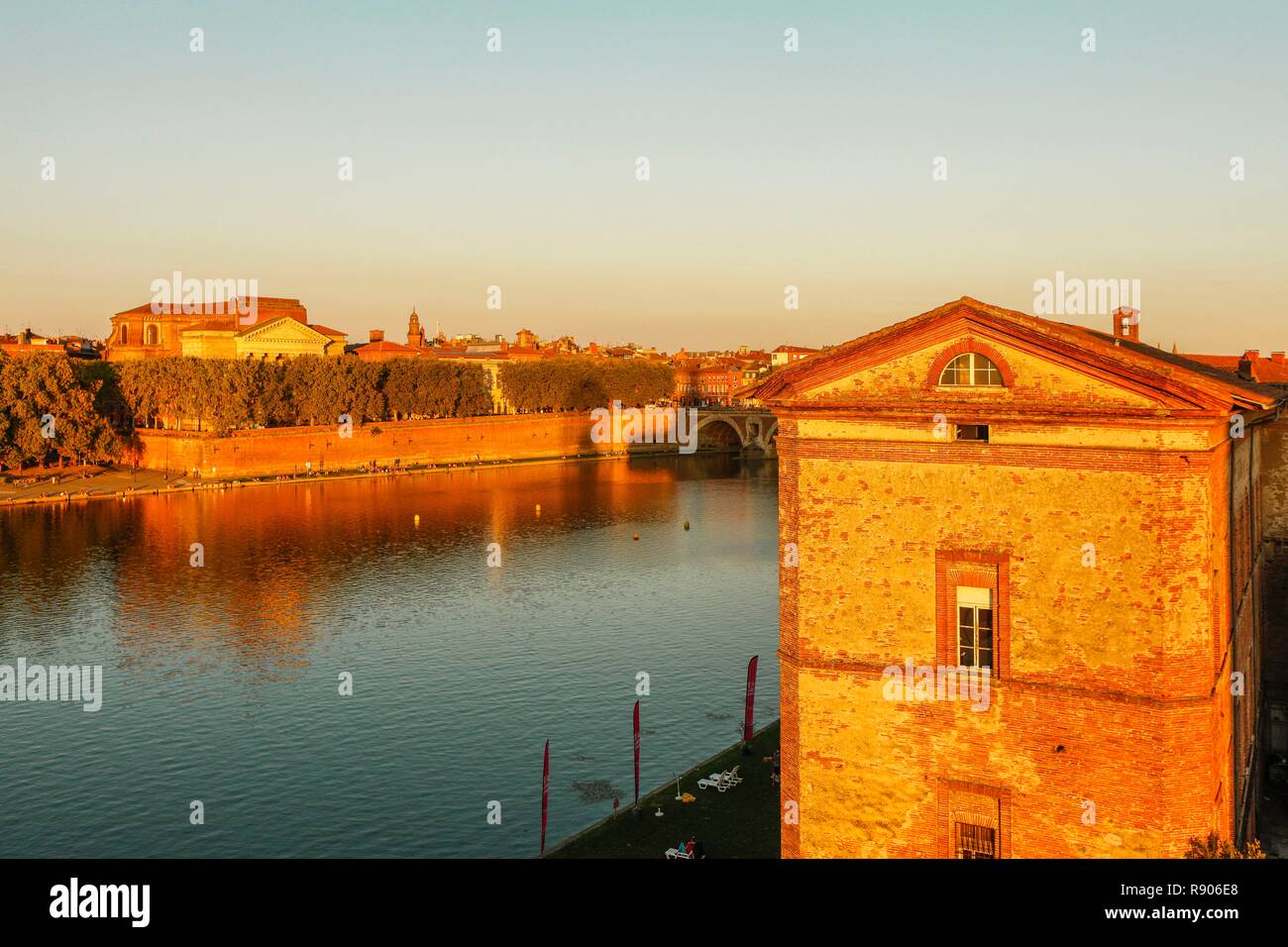 France, Haute-Garonne, Toulouse, listed at Great Tourist Sites in Midi-Pyrenees, view of the banks of the Garonne at sunset Stock Photo