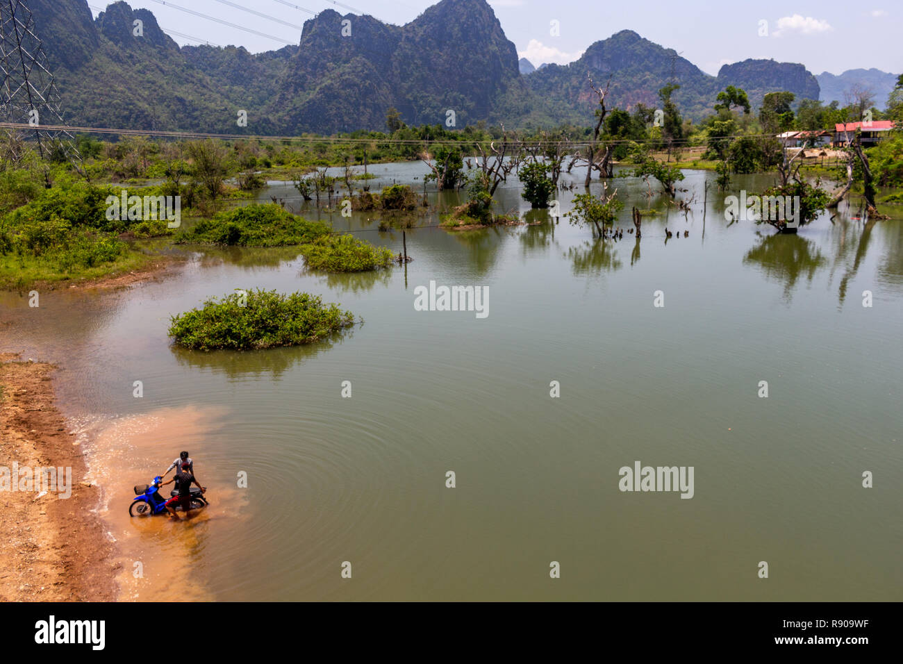 Cortar Empírico Sandalias Thakhek, Laos - April 19 2018: Young boys washing a scooter in the muddy waters of a river in the countryside of Laos Stock Photo - Alamy Cortar Empírico Sandalias Thakhek, Laos - April 19 2018: Young boys washing a scooter in the muddy waters of a river in the countryside of Laos Stock Photo - Alamy