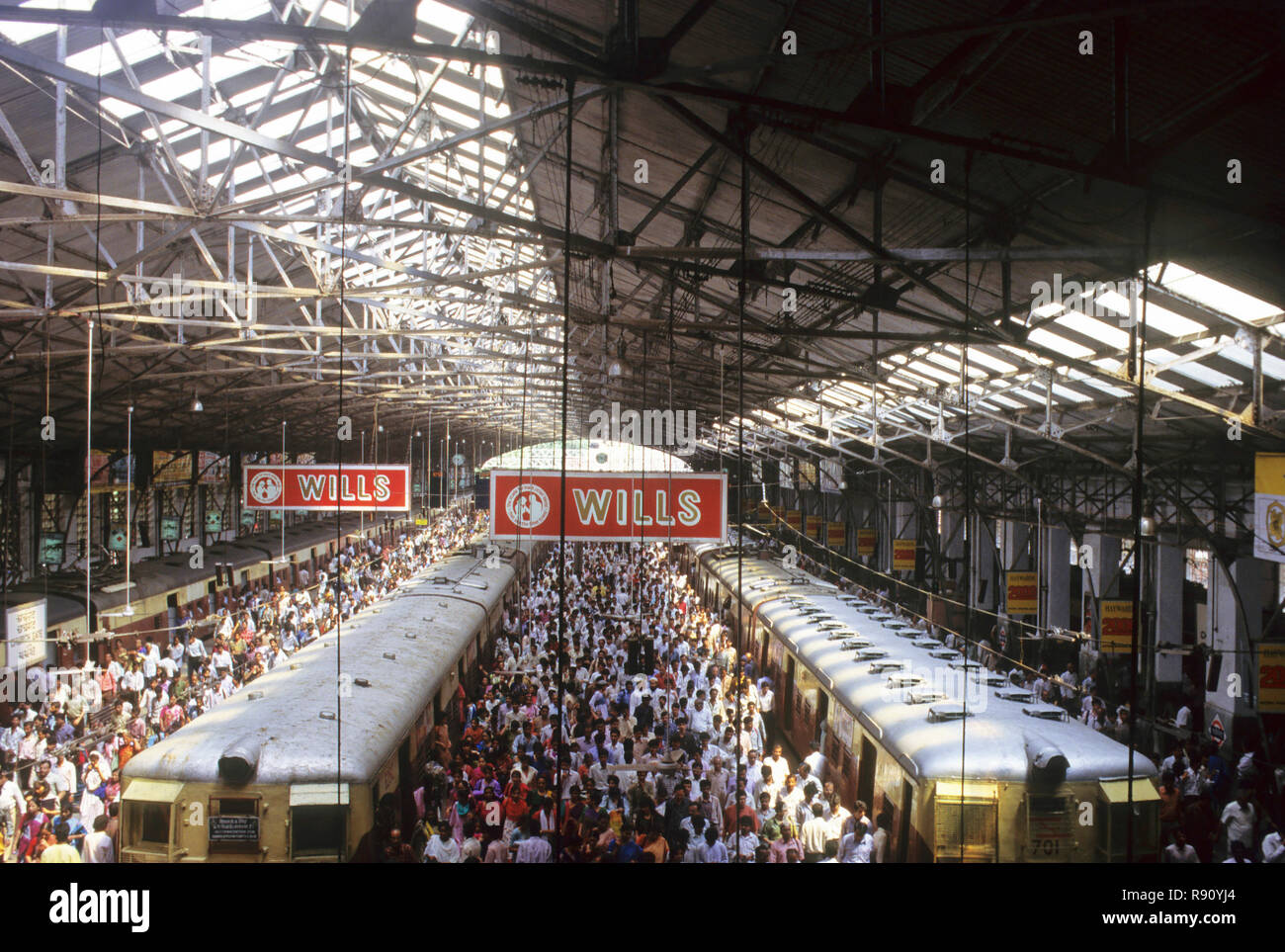 Crowd churchgate railway station bombay hires stock photography and