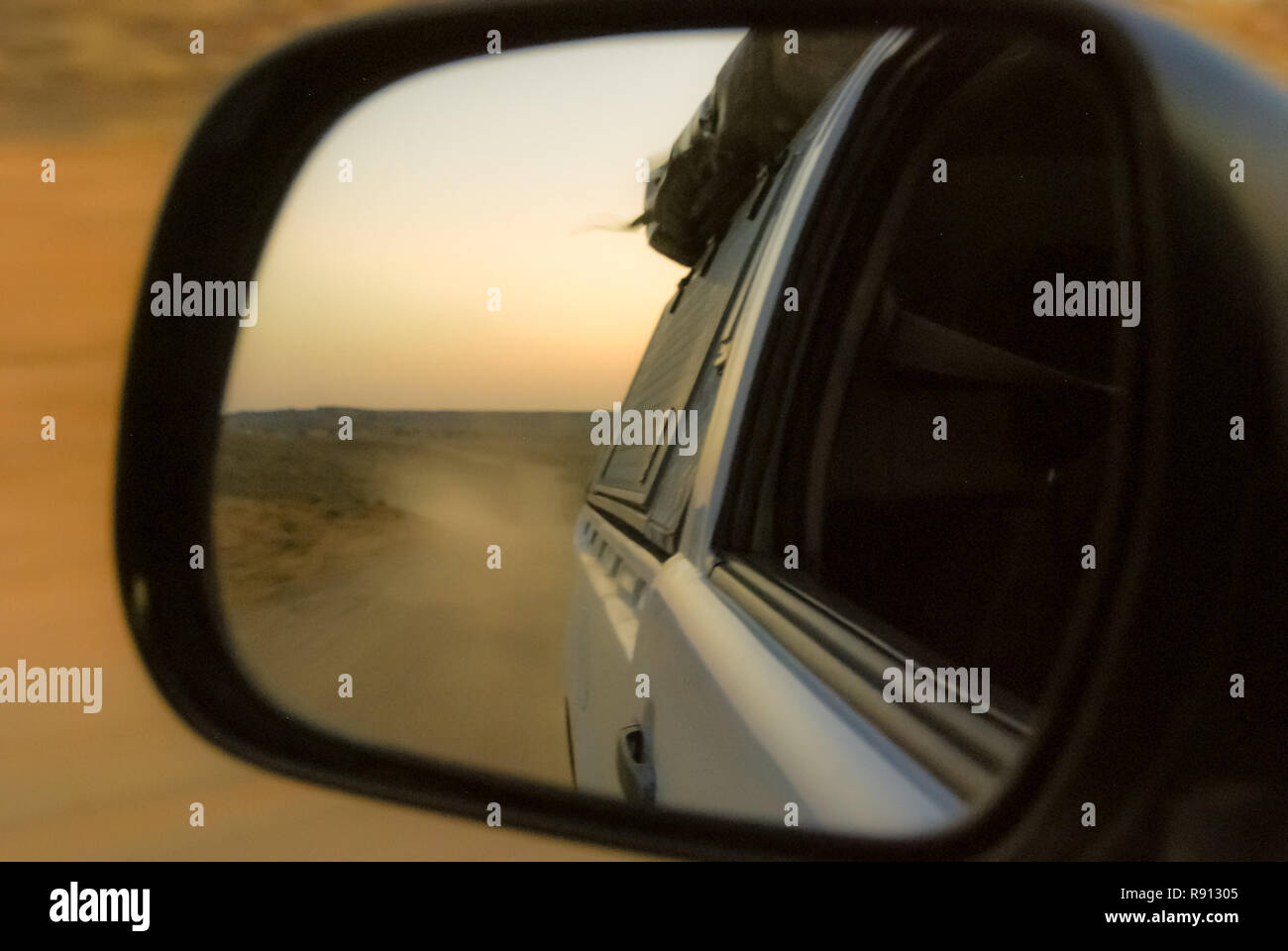 4x4 desert rear view hi-res stock photography and images - Alamy
