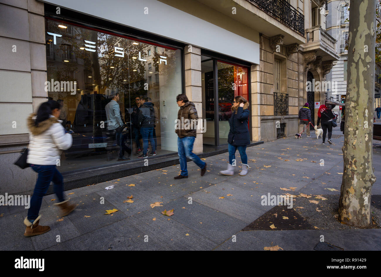 Madrid, Spain. December 2018: Tesla store in Serrano street with model 3  inside Stock Photo - Alamy