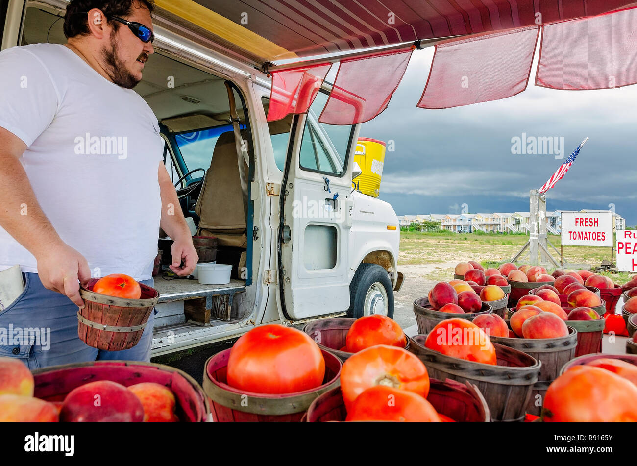 Roadside produce stand tomatoes hires stock photography and images Alamy